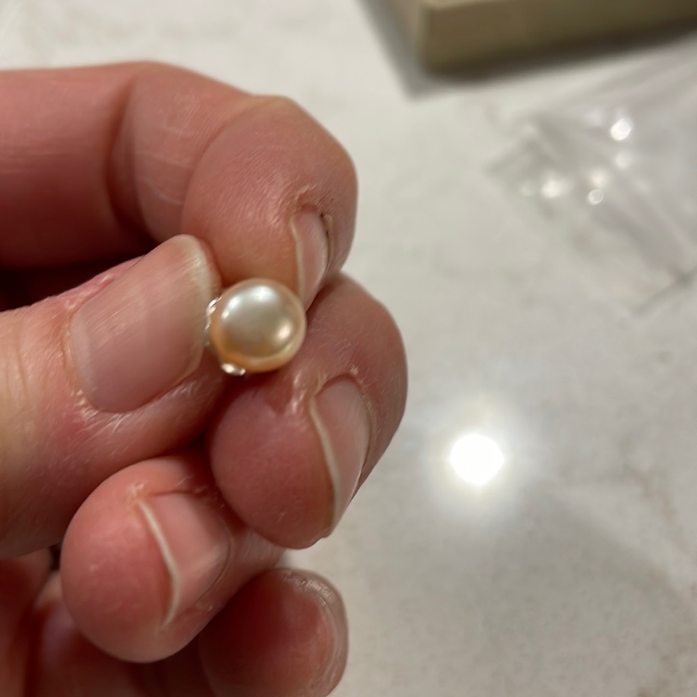 5-7 mm cultured pearl.  Not pure white.  Off white or pinkish in color.